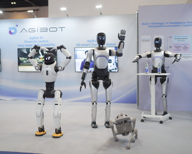 중국 애지봇의 휴머노이드 로봇과 로봇견. 애지봇은 지난해 설치 대수 기준으로 휴머노이드 로봇 시장 1위를 차지했다. 애지봇 제공