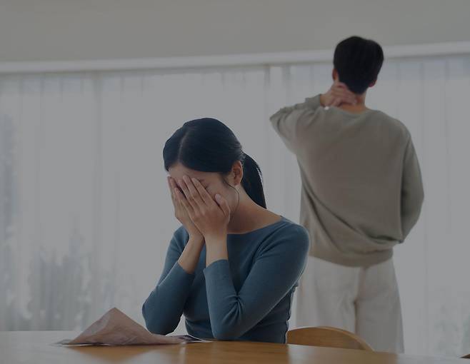 전세 계약 종료 후 보증금을 돌려받지 못한 상황에서 집주인의 개인회생 신청으로 갈등을 겪는 임차인 분쟁 상황을 표현한 이미지. 게티이미지뱅크