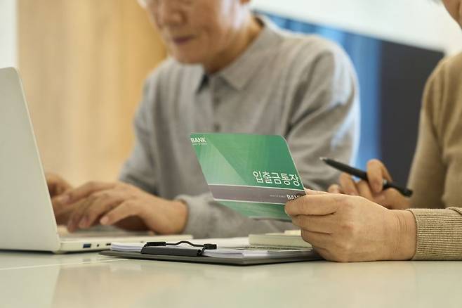 퇴직자들이 가장 난감해 하는 고정비가 '건강보험료'라고 한다. 생각지도 못한 돈이 한 달에 몇 십만원씩 나가다 보니 '4대보험' 직장인의 위력이 얼마나 큰지 실감하게 된다. 무조건 아낄 수 있는 비용도 아니기때문에 '임의계속가입' 등 제도를 잘 활용하는 수밖에 없다. /게티이미지뱅크