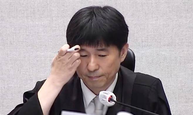 서울중앙지법 형사합의25부 지귀연 부장판사가 19일 서초구 서울중앙지방법원에서 열린 12·3 비상계엄 관련 윤석열 전 대통령의 내란 우두머리 혐의 1심 판결 선고 주문을 낭독하고 있다. 서울중앙지법 제공