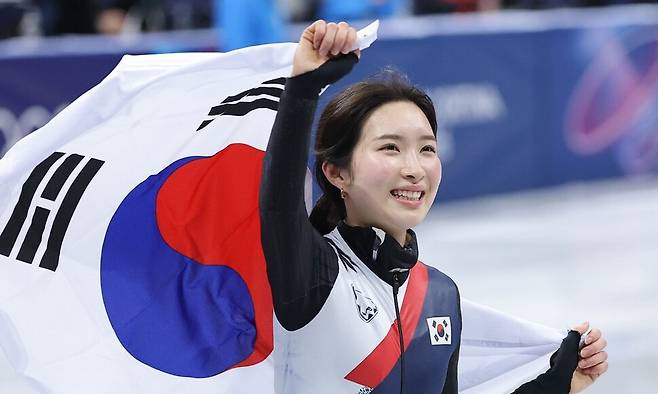 김길리가 21일(한국시각) 이탈리아 밀라노 아이스스케이팅 아레나에서 열린 2026 밀라노·코르티나담페초 겨울올림픽 쇼트트랙 여자 1500m 결승에서 금메달을 획득한 뒤 기뻐하고 있다. 연합뉴스