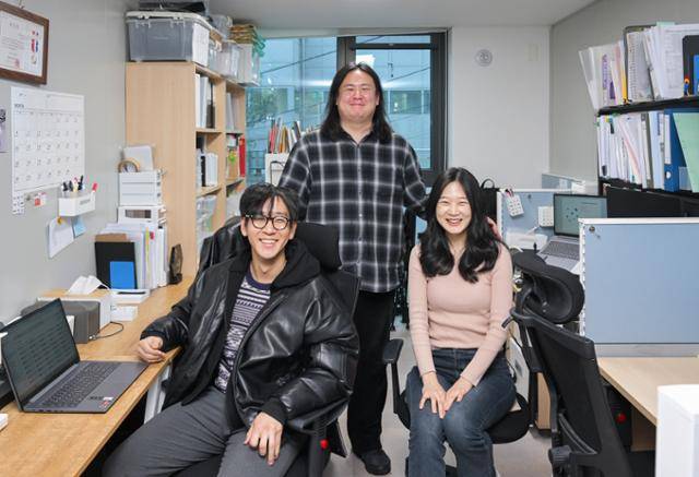 서울 강북구 삼양동 안무서운회사 사무실에서 만난 대표 유승규(가운데)씨와 직원 이명선(왼쪽), 신현재씨. 직원인 두 사람 역시 과거 은둔과 재은둔을 모두 경험했던 당사자들이다. 최주연 기자