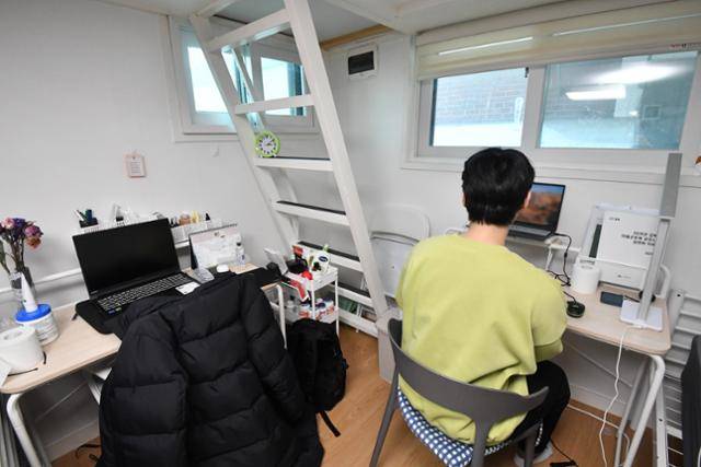 지난해 안무서운하우스에 입주한 한 청년이 자신의 방에 앉아 있다. 최주연 기자