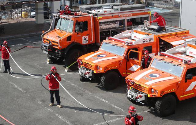 건조주의보가 발효된 20일 대구 북구 대구시청 산격청사에서 남부지방산림청 구미국유림관리소 소속 산불재난 특수진화대원들이 다목적 진화차량과 장비를 점검하고 있다. 대구=뉴스1