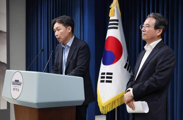 윤성혁 대통령실 산업정책비서관(왼쪽)이 지난해 7월 31일 서울 용산 대통령실에서 한미 관세 협상 타결 브리핑을 하고 있다. 오른쪽은 김용범 대통령실 정책실장. 왕태석 선임기자