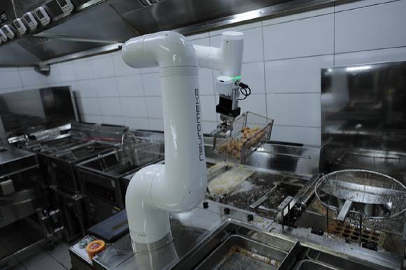 교촌치킨 호평점에 설치된 로봇. [사진=교촌치킨 bhc]