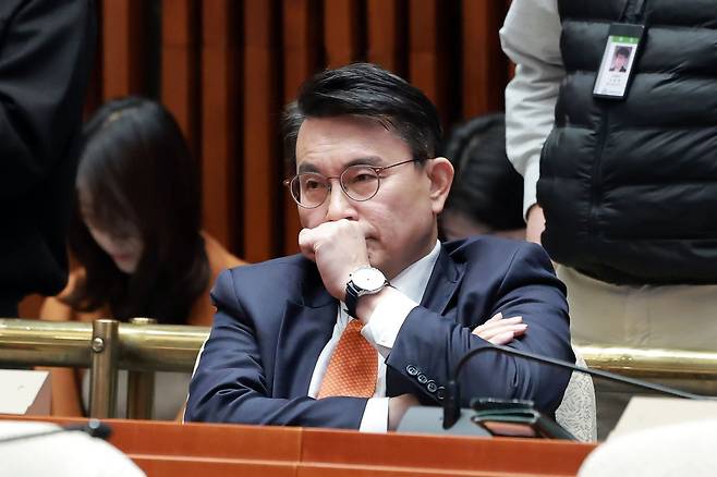 윤상현 국민의힘 의원이 15일 국회에서 열린 의원총회에 참석해 있다. 연합뉴스