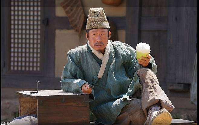 영화 '왕과 사는 남자'에서 유해진은 단종의 유해를 거둔 것으로 기록된 실존인물 엄흥도를 연기했다. 사진 쇼박스