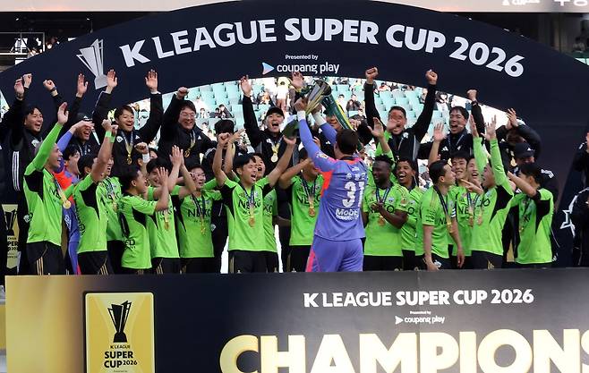 수퍼컵 우승 세리머니를 펼치는 전북 선수들. 연합뉴스
