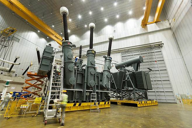 미국·유럽 등지로 수출하고 있는 효성중공업의 초고압 변압기. [사진 효성중공업]