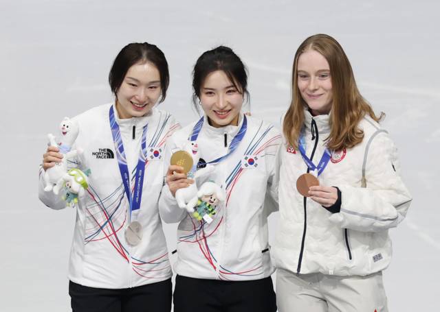 ▲ 20일(현지시간) 이탈리아 밀라노 아이스스케이팅 아레나에서 열린 2026 밀라노ㆍ코르티나담페초 동계올림픽 쇼트트랙 여자 1,500m에서 금메달을 획득한 김길리와 은메달을 획득한 최민정이 동메달을 획득한 미국의 커린 스토더드와 함께 기념촬영을 하고 있다. 2026.2.21 연합뉴스