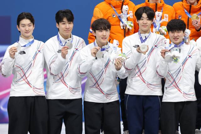 ▲ 20일(현지시간) 이탈리아 밀라노 아이스스케이팅 아레나에서 열린 2026 밀라노ㆍ코르티나담페초 동계올림픽 쇼트트랙 남자 5,000m 계주 결승에서 은메달을 차지한 한국대표팀 선수들이 시상대에 올라 메달을 들어보이고 있다. 2026.2.21 연합뉴스