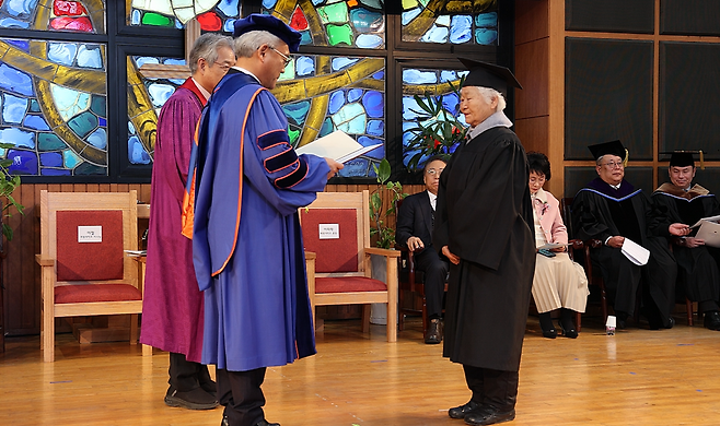 ‘85세 대학생’ 이군자 할머니가 ‘7시간 통학’의 결실로 학사모와 함께 공로상을 받고 있다.