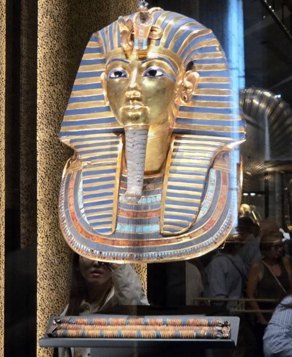 '이집트의 얼굴'로 불리는 투탕카멘의 황금 마스크. 앞에서 사진을 찍으려면 긴 줄을 서야 한다. /성수영