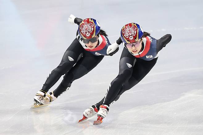20일(현지시간) 이탈리아 밀라노 아이스스케이팅 아레나에서 열린 2026 밀라노ㆍ코르티나담페초 동계올림픽 쇼트트랙 여자 1,500m 결승에서 김길리와 최민정이 나란히 질주하고 있다. 2026.2.21 연합뉴스