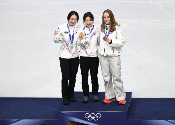 20일(현지시간) 이탈리아 밀라노 아이스스케이팅 아레나에서 열린 2026 밀라노ㆍ코르티나담페초 동계올림픽 쇼트트랙 여자 1,500m에서 금메달을 획득한 김길리와 은메달을 획득한 최민정이 동메달을 획득한 미국의 커린 스토더드와 함께 기념촬영을 하고 있다.  연합뉴스