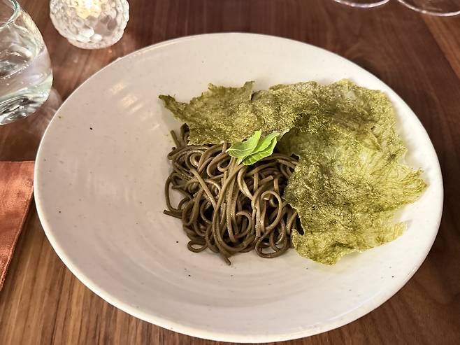 Deulgireum noodle, a vegetarian option in Baroo (Hong Yoo/ The Korea Herald)