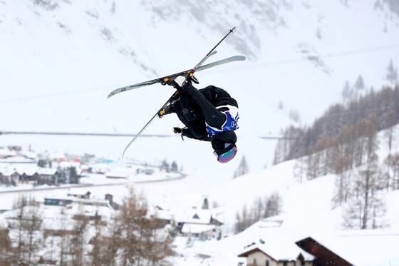 Lee Seung-hun in action during his second run in the Men's Freeski Halfpipe Qualification on Feb. 20 at the Milan-Cortina Olympic 2026. [REUTERS/YONHAP]