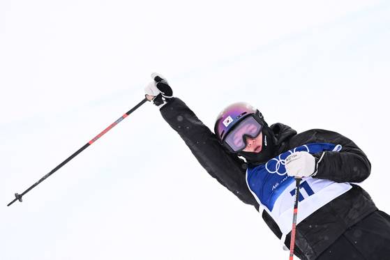 Lee Seung-hun reacts after competing in the freestyle skiing men's freeski halfpipe qualification run 1 during the Milan-Cortina 2026 Winter Olympic Games on February 20 [AFP/YONHAP].