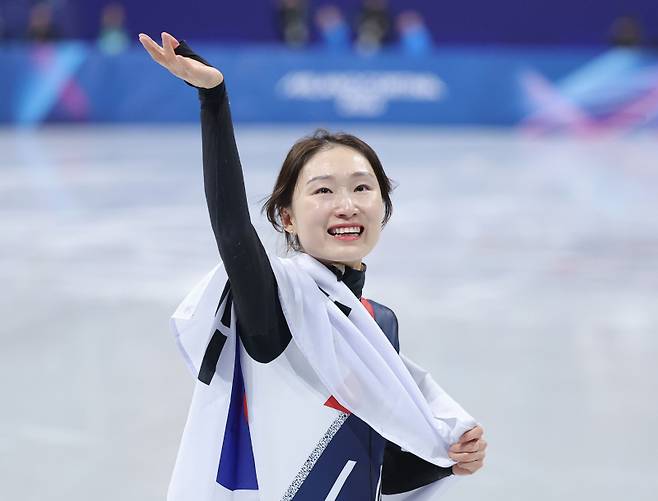 20일(현지시간) 이탈리아 밀라노 아이스스케이팅 아레나에서 열린 2026 밀라노ㆍ코르티나담페초 동계올림픽 쇼트트랙 여자 1,500m 결승에서 은메달을 획득한 최민정이 태극기를 들고 트랙을 돌고 있다. 연합뉴스