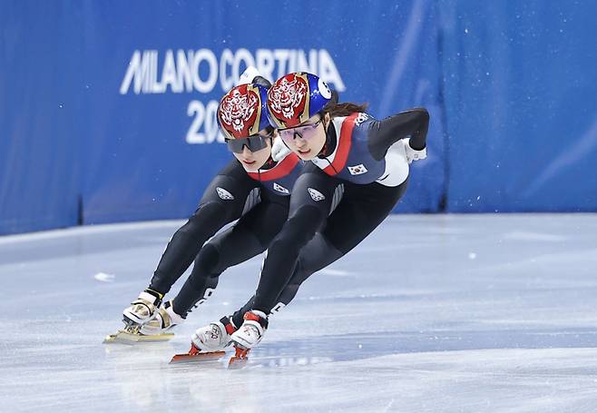 20일(현지시간) 이탈리아 밀라노 아이스스케이팅 아레나에서 열린 2026 밀라노ㆍ코르티나담페초 동계올림픽 쇼트트랙 여자 1,500m 결승에서 김길리와 최민정이 역주하고 있다. 연합뉴스