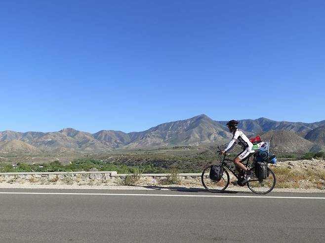 정우창씨가 2014년 미국의 한 고속도로를 자전거를 타고 질주하고 있다. 정씨 제공