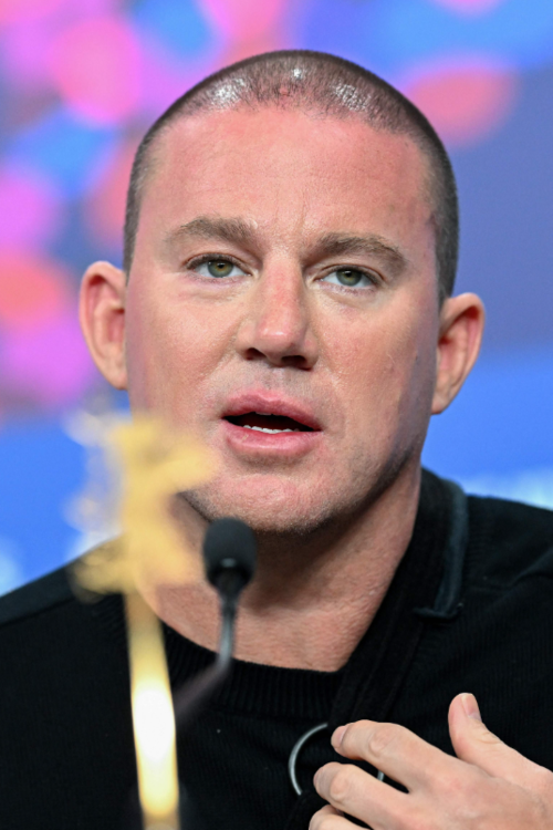 20일(현지시간) 베를린영화제 기자회견에 발언 중인 아빠 다미엔 역의 채닝 테이텀. 그는 딸의 질문을 받고 도저히 설명되지 못하는 악 앞에서 갈등합니다. [EPA·연합뉴스]