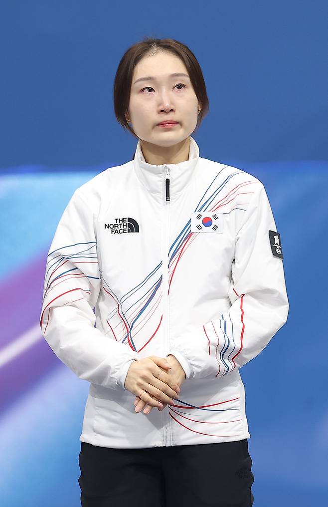 최민정이 21일 이탈리아 밀라노 아이스스케이팅 아레나에서 열린 2026 밀라노ㆍ코르티나담페초 동계올림픽 쇼트트랙 여자 1500m 시상식에서 생각에 잠겨 있다. 연합뉴스