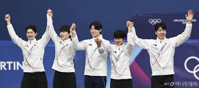 [밀라노=뉴시스] 김근수 기자 = 남자 쇼트트랙 대표팀이 20일(현지 시간) 이탈리아 밀라노 아이스스케이팅 아레나에서 열린 2026 밀라노·코르티나 담페초 동계올림픽 쇼트트랙 남자 계주 5000m 시상식에서 기뻐하고 있다. 왼쪽부터 신동민, 임종언, 이준서, 이정민, 황대헌. 2026.02.21.  /사진=김근수