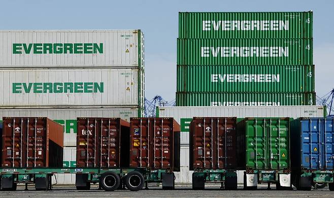 20일(현지시간) 미국 LA(로스앤젤레스) 항구에 화물 컨테이너들이 높이 쌓여 있다. /AFPBBNews=뉴스1