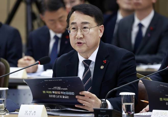 [세종=뉴시스] 최동준 기자 = 김인호 산림청장이 11일 세종시 정부세종컨벤션센터에서 '희망찬 농업·농촌, 모두가 행복하게 일하는 나라' 산림청 업무보고를 하고 있다. 2025.12.11.