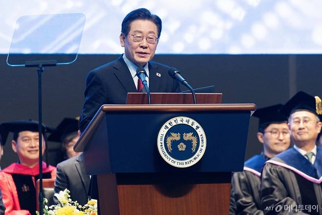 [대전=뉴시스] 최동준 기자 = 이재명 대통령이 20일 대전 유성구 카이스트(KAIST)에서 열린 학위수여식에서 축사하고 있다. (청와대통신사진기자단) 2026.02.20.