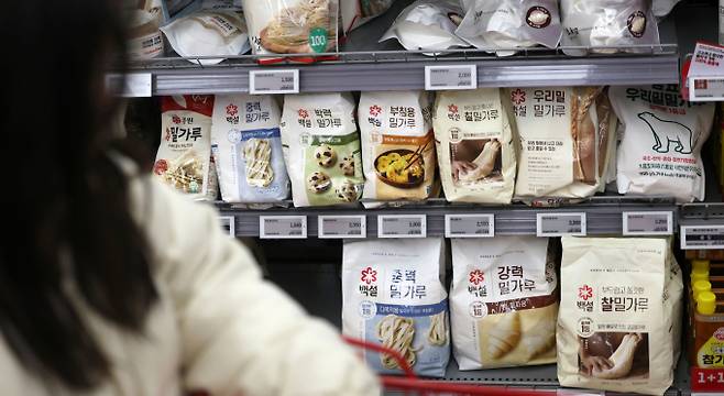 공정거래위원회가 밀가루 담합 사건 조사에 이어 계란·음료·과자·돼지고기 등 주요 식료품 시장으로 조사 범위를 확대할 전망이다. 사진은 20일 서울의 한 대형마트에서 판매 중인 밀가루. /사진=뉴시스