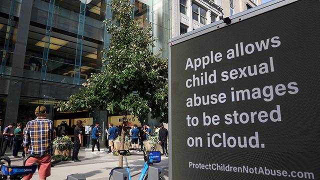 아동보호단체 ‘히트 이니셔티브’가 애플의 아동 성 착취물 방치를 비판하는 트럭을 지난 2023년 9월 22일(현지시간) 신형 아이폰 구매를 위해 사람들이 줄을 서 있는 미국 매사추세츠주 보스턴의 애플스토어 앞에 주차해두고 있다. 로이터 연합뉴스 자료사진