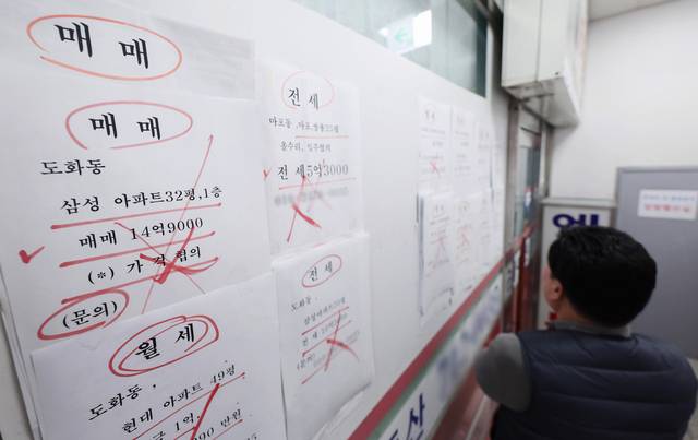 집값 잡힐까  : 19일 서울 마포구 한 부동산 공인중개사무소에 아파트 매물 관련 정보들이 게재돼 있다. 한국부동산원이 발표한 ‘1월 전국 주택가격 동향조사’에 따르면 서울 아파트 매매가격지수는 1.07%로 전월(0.87%)보다 0.20%포인트 상승 폭을 확대했다. 뉴시스