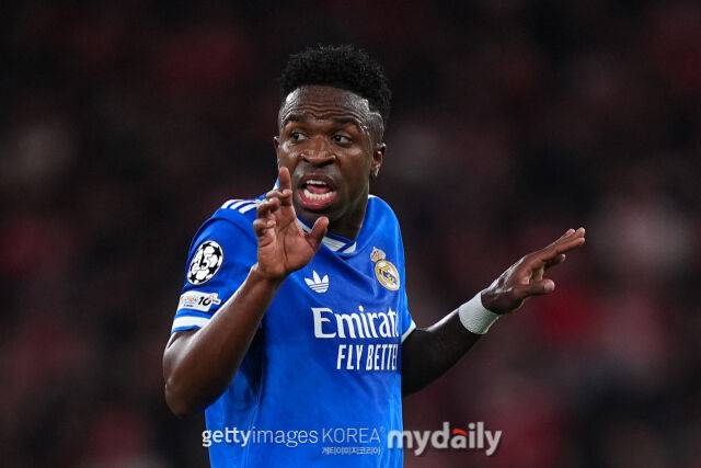 비니시우스 주니오르가 18일 벤피카와 경기에서 황당한 표정을 짓고 있다. /게티이미지코리아