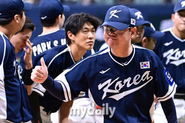 9일 오후 서울 구로구 고척스카이돔에서 진행된 '2025 NAVER K-BASEBALL SERIES' 대한민국-체코와의 평가전 경기.대한민국 류지현 감독이 체코 감독을 향해 엄지를 세우고 있다./마이데일리