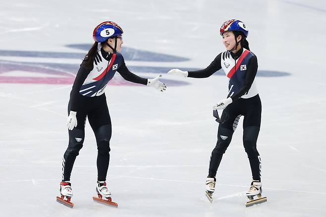 21일 이탈리아 밀라노 아이스스케이팅 아레나에서 열린 2026 밀라노-코르티나 동계올림픽 쇼트트랙 여자 1500m 결승에서 금메달을 따낸 김길리와 은메달을 딴 최민정이 서로 축하를 건네고 있다. [연합]