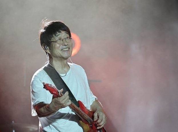 김창완의 소년성은 단순히 밝은 표정과 멜로디가 아니라, 태도의 선택과도 닮아 있다. 세월을 지나치며 무뎌질 법한 감각을 끝까지 놓지 않는 태도, 세상이 단순하지 않다는 사실을 알면서도 감정을 복잡하게 소비하지 않는 절제, 이는 순진함이라기보다 오히려 단단한 감수성에 가깝다. 삶의 비극을 외면하지 않되, 그 위에 다시 노래를 얹는 힘이다. [연합]