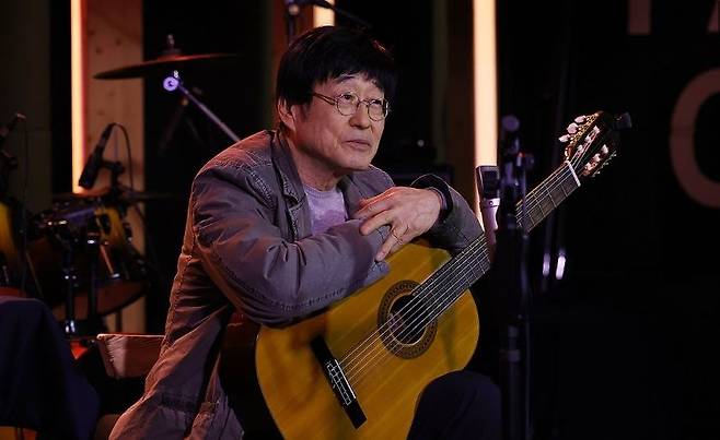 인터뷰에서 김창완 자신이 말했듯, 음악은 그에게 있어 해방구이면서 달아남의 장소이고, 출발점이면서 목표다. 그의 여러가지 얼굴들 역시 그렇다. 어디에서 시작해 어디로 향하는지 분명히 규정할 수 없는 흐름, 김창완은 끝내 하나의 표정으로 남지 않는다. 그리고 아마도 그 점이, 우리가 그를 오래 기억하게 만드는 이유일 것이다. [연합]