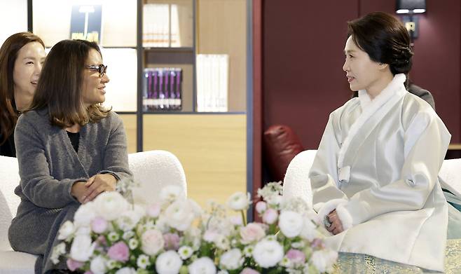 김혜경 여사와 루이스 이나시우 룰라 다시우바 브라질 대통령 부인 호잔젤라 다시우바 여사가 21일 경기 파주 국립민속박물관에서 열린 친교 행사에서 차담을 하고 있다. [연합]