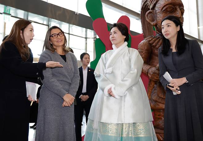 김혜경 여사가 21일 경기 파주 국립민속박물관에서 루이스 이나시우 룰라 다시우바 브라질 대통령 부인 호잔젤라 다시우바 여사를 영접하고 있다. [연합]