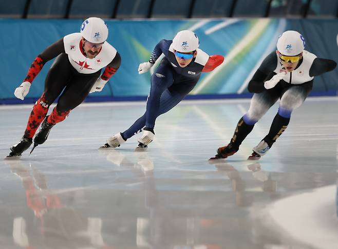 21일 이탈리아 밀라노 스피드스케이팅 스타디움에서 열린 2026 밀라노·코르티나담페초 동계올림픽 스피드스케이팅 남자 매스스타트 준결승에 출전한 정재원이 경기를 펼치고 있다. [연합]