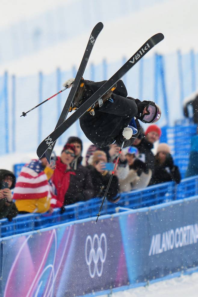 [리비뇨=AP/뉴시스] 이승훈이 20일(현지 시간) 이탈리아 리비뇨 스노파크에서 열린 2026 밀라노·코르티나담페초 동계올림픽 프리스타일 스키 남자 하프파이프 예선 1차 경기를 펼치고 있다. 이승훈은 1차 시기에서 76.00점을 받아 10위를 기록하며 한국 선수 최초로 결선에 진출했다. 2026.02.20.