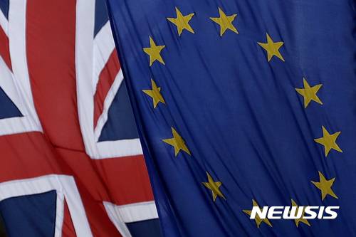 [런던=AP/뉴시스] 런던 유럽의회 영국사무소 건물에 걸려 있는 영국 국기와 유럽연합(EU) 국기 (사진=뉴시스DB)