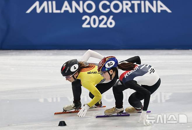 [밀라노=뉴시스] 김근수 기자 = 쇼트트랙 노도희가 20일(현지 시간) 이탈리아 밀라노 아이스스케이팅 아레나에서 열린 2026 밀라노·코르티나 담페초 동계올림픽 쇼트트랙 여자 1500m 준준결승에서 재출발, 역주하고 있다. 2026.02.21. ks@newsis.com