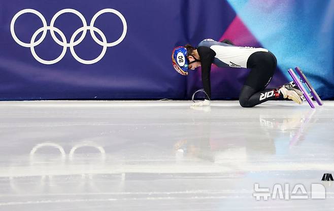 [밀라노=뉴시스] 박주성 기자 = 20일 (현지 시간) 이탈리아 밀라노 아이스 스케이팅 아레나 경기장에서 열린 2026 밀라노·코르티나담페초 동계올림픽 쇼트트랙 여자 1500m 준결승에서 노도희가 넘어진 뒤 고통을 호소하고 있다. 2026.02.21. park7691@newsis.com