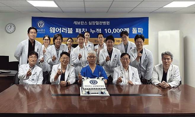 [서울=뉴시스] 20일 휴이노에 따르면 개발하고 유한양행이 판매하는 메모 패치가 지난해 세브란스 병원에서만 누적 검사 사례가 1만건을 돌파했다. 세브란스병원은 지난 2023년 휴이노의 메모 패치를 본격 도입해 약 2년간 누적 1만례 이상의 검사(2025년 7월 기준)를 수행했다. 또한 심장내과를 넘어 신경과 등 다른 진료과로의 확대 적용도 활발히 진행 중이다. (사진=휴이노 제공) 2026.02.20. photo@newis.com *재판매 및 DB 금지