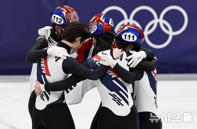 [밀라노=뉴시스] 김근수 기자 = 쇼트트랙 남자 대표팀이 20일(현지 시간) 이탈리아 밀라노 아이스스케이팅 아레나에서 열린 2026 밀라노·코르티나 담페초 동계올림픽 쇼트트랙 남자 계주 5000m 결승에서 은메달을 차지하자 기뻐하고 있다. 2026.02.21. ks@newsis.com