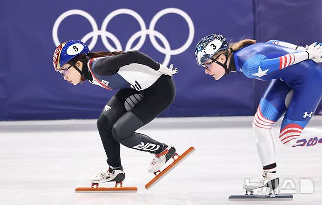 [밀라노=뉴시스] 김근수 기자 = 쇼트트랙 최민정이 20일(현지 시간) 이탈리아 밀라노 아이스스케이팅 아레나에서 열린 2026 밀라노·코르티나 담페초 동계올림픽 쇼트트랙 여자 1500m 준결승에서 역주하고 있다. 2026.02.21. ks@newsis.com